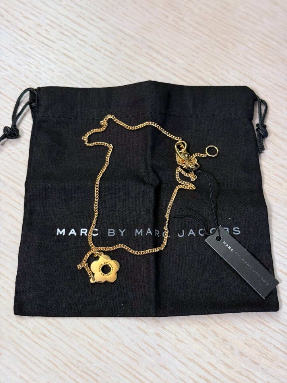 MARC BY MARC JACOBS Gold Tone Open Daisy Flower Pendant Necklace NWT Dust Bag